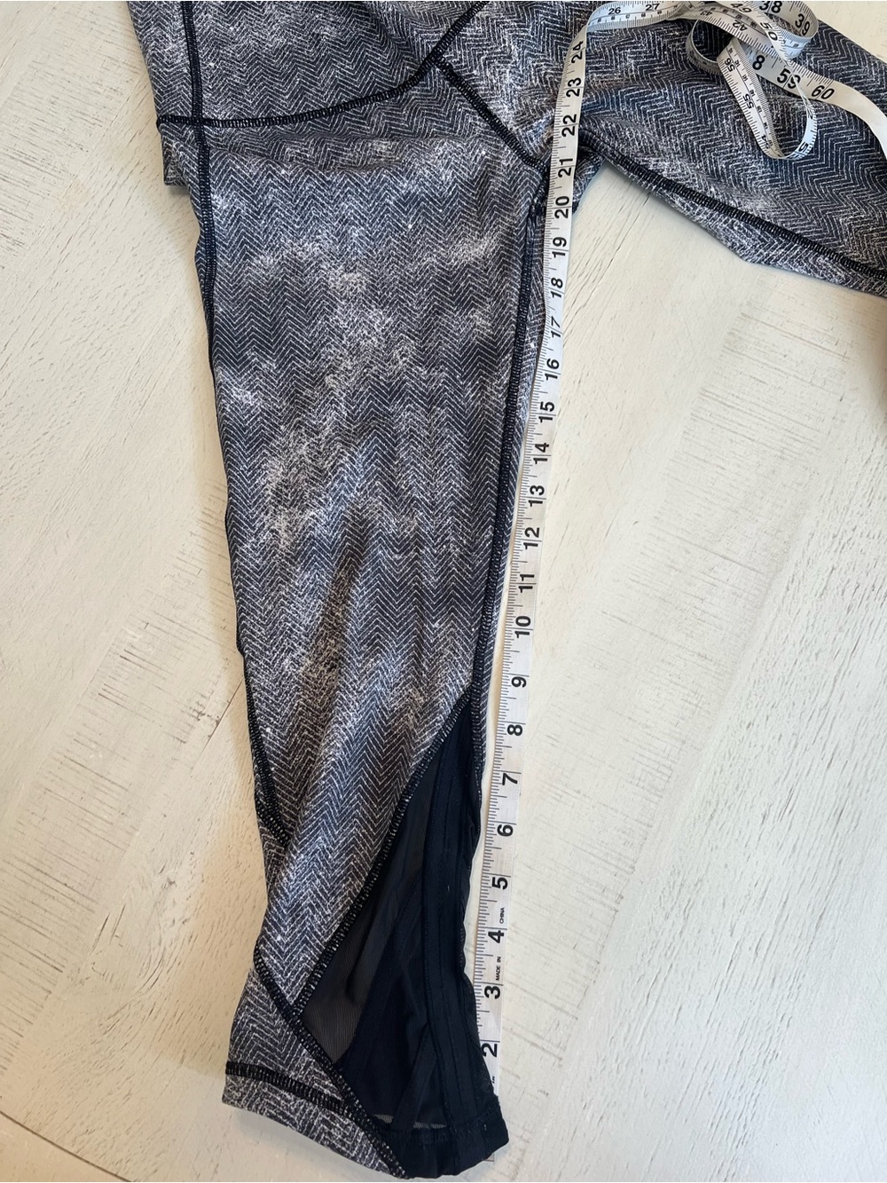 Lululemon Essential Rhythm Crop Leggings Sz 6 Luxtreme Diffusion White Black - Picture 5 of 7